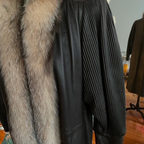 Vintage full-length leather and fur winter coat. Shoulder pads, and puff sleeves - Picture 4 of 11